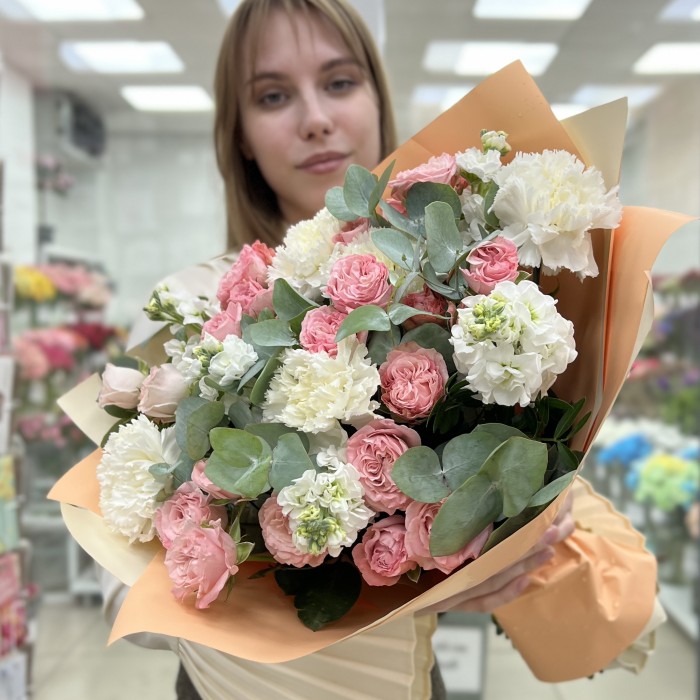 Кустовые розы Мадам Бомбастик с маттиолой